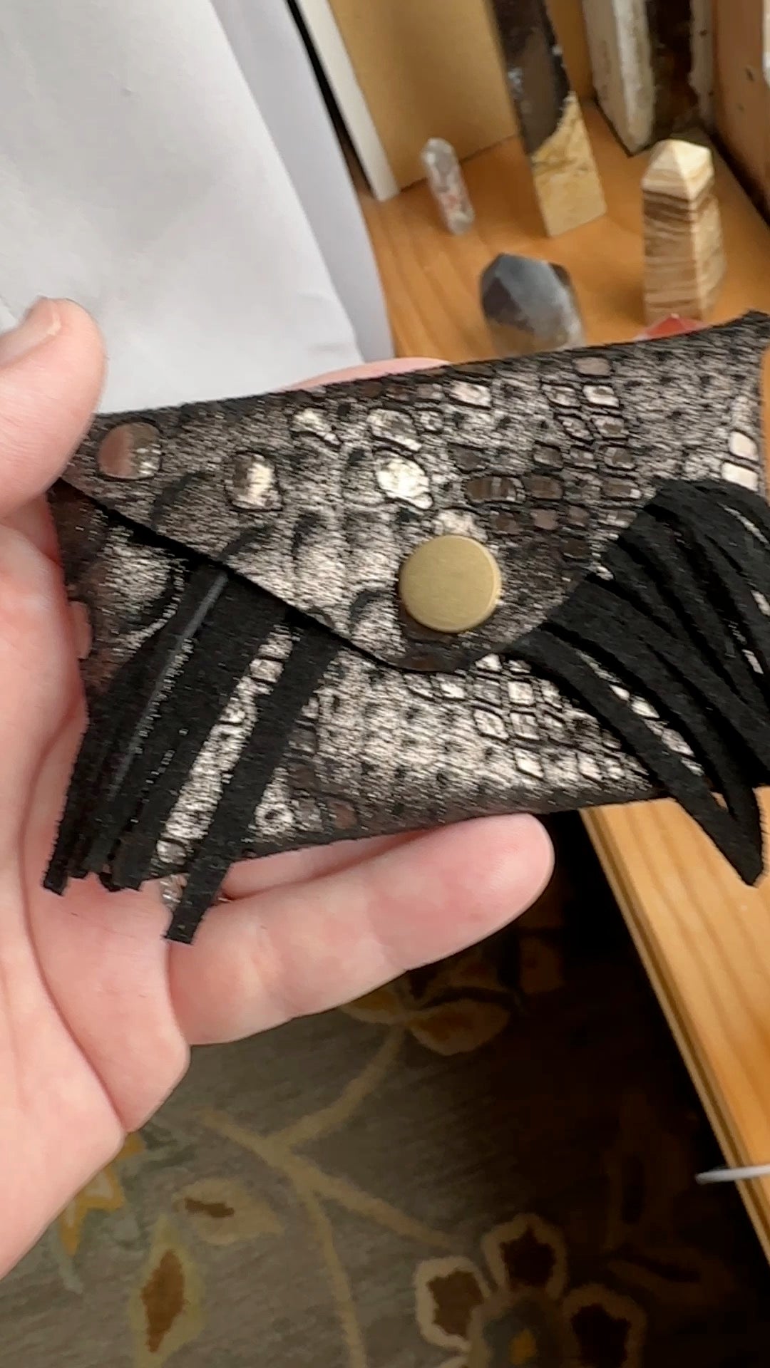 Bolsa de piel de serpiente dorada