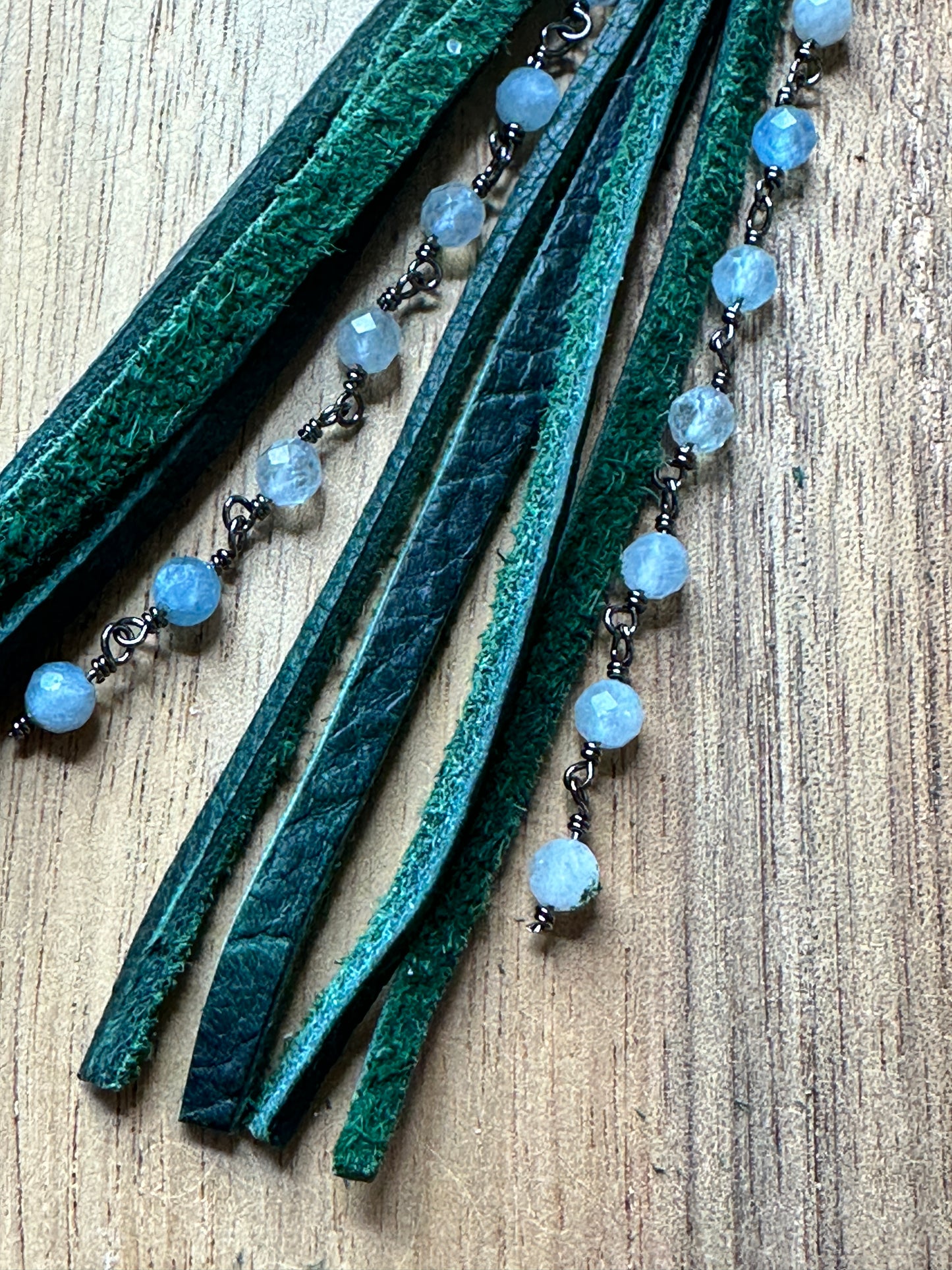 Pendientes de flecos de cuero y piedra lunar 🌱