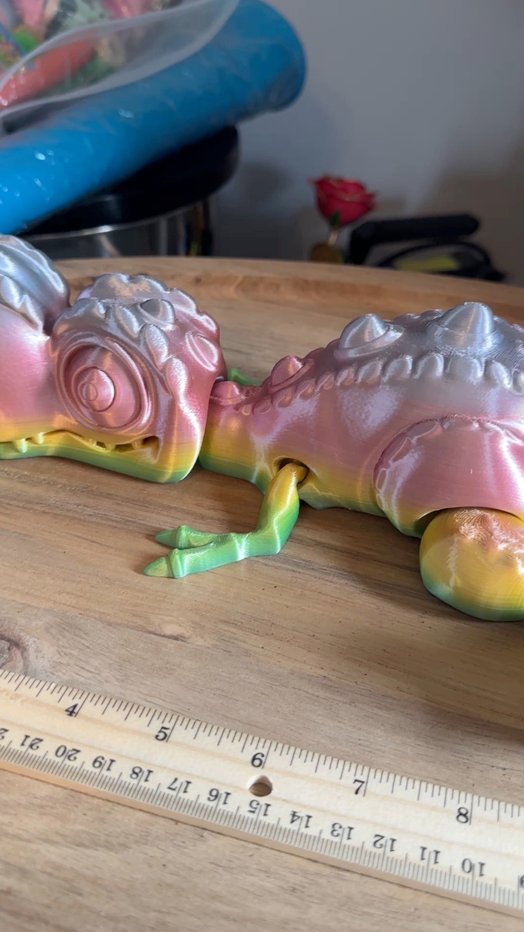 Dinosaurio arcoíris impreso en 3D