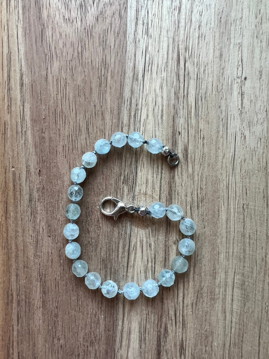 Pulsera de aguamarina anudada a mano
